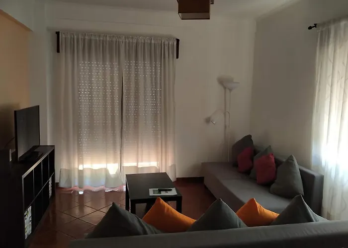 Spacious 2 Bedroom 세투발